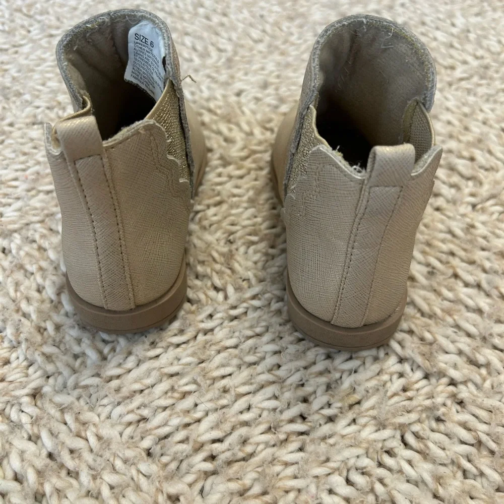 EUC crazy 8 gold metallic Ankle Boots size 6